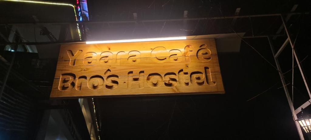 Certifikát, hodnocení, plakát nebo jiný dokument vystavený v ubytování Bros Hostel & Yaara Cafe