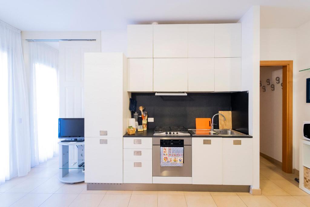 Köök või kööginurk majutusasutuses 113 - Casa Le Terrazze in centro 100 metri Mare Spiaggia, BOX AUTO GRATIS