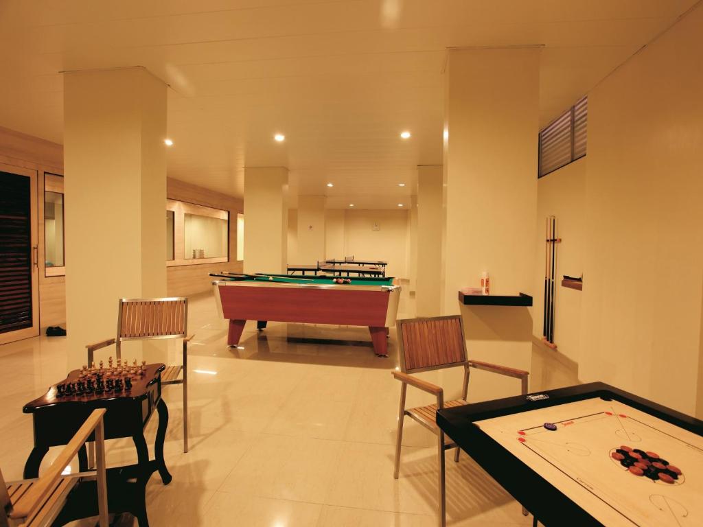 Biliár nebo kulečník v ubytování Evershine Resort & Spa