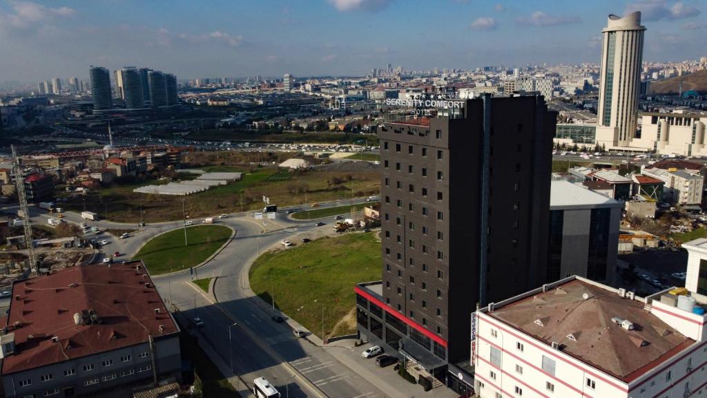 una vista aérea de una ciudad con un edificio alto en SERENİTY COMFORT Hotel en Estambul
