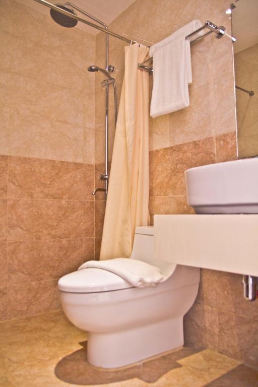 Koupelna v ubytování Canberry Hotel