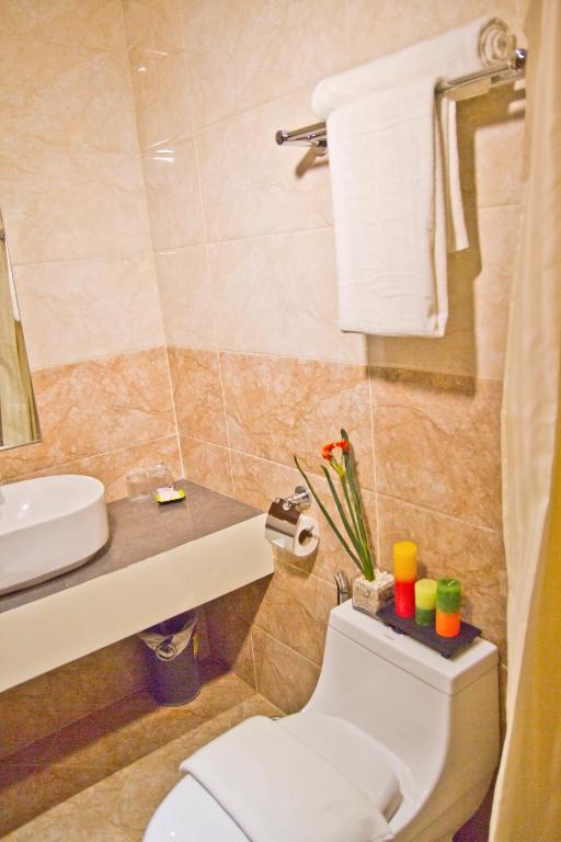 Koupelna v ubytování Canberry Hotel