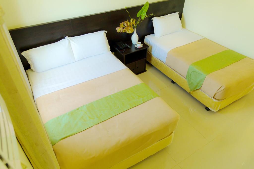 Postel nebo postele na pokoji v ubytování Canberry Hotel