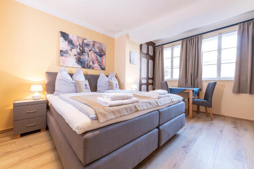 1 dormitorio con 1 cama grande y escritorio en Gasthaus Hinterbrühl, en Salzburgo