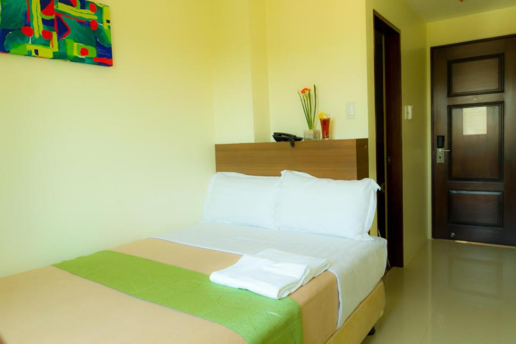 Postel nebo postele na pokoji v ubytování Canberry Hotel