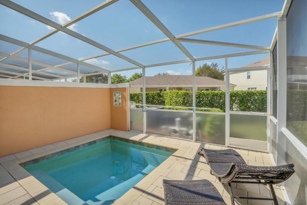 una piscina en una casa con techo de cristal en Serenity - 3 Bed 3 Baths TOWNHOME, en Orlando