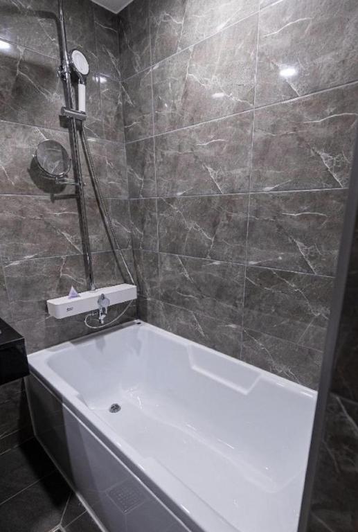 Koupelna v ubytování Ashton Hotel