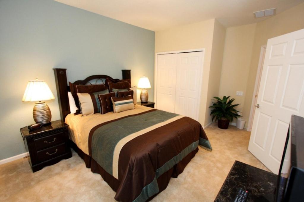 sypialnia z dużym łóżkiem i telewizorem w obiekcie IT319 - Vista Cay Resort - 3 Bed 3,5 Baths Townhome w Orlando