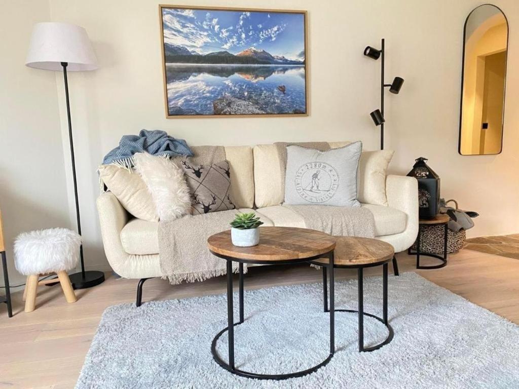 uma sala de estar com um sofá e uma mesa em Chesa Freihof em Celerina