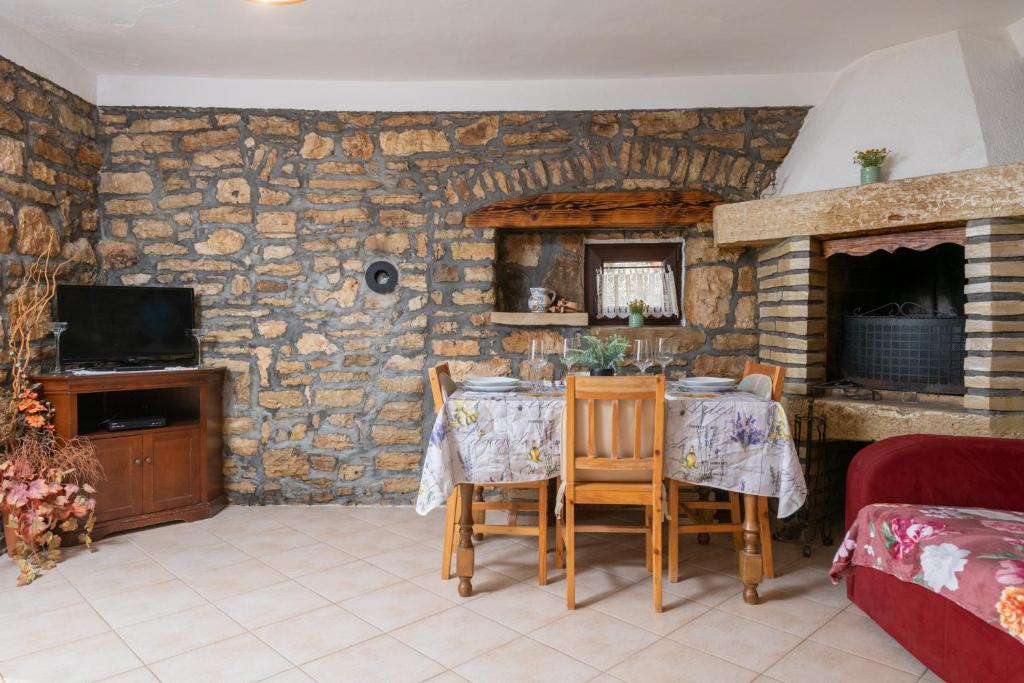 Televízia a/alebo spoločenská miestnosť v ubytovaní Apartment Larca