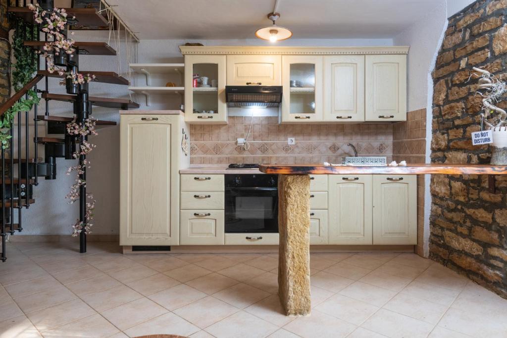 Kuchyňa alebo kuchynka v ubytovaní Apartment Larca