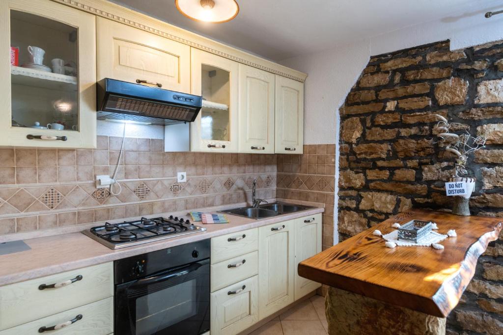 Kuchyňa alebo kuchynka v ubytovaní Apartment Larca
