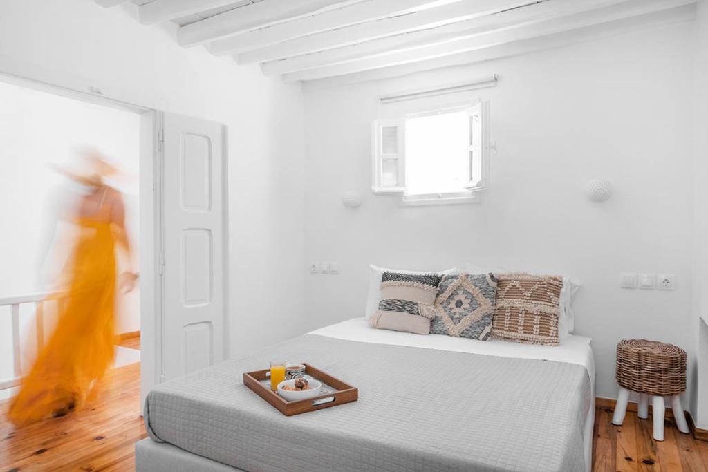 een witte kamer met een bed met een dienblad erop bij Mykonos be Chic Luxury Mansion in Mykonos-stad
