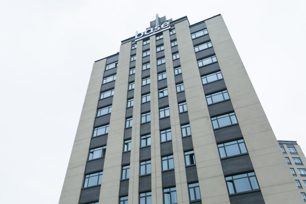 un edificio alto con la palabra hotel en él en base-PUSAN Serviced Apartment, en Shanghái