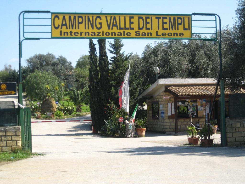 una señal que dice acampar Valley der Temple intermediate san leandro en Camping Valle dei Templi, en San Leone