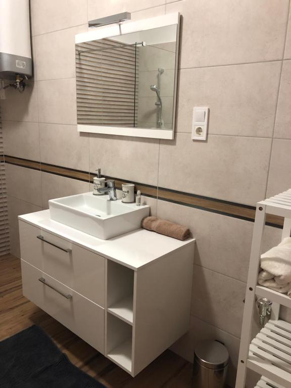 Łazienka w obiekcie Vörösmarty apartmanház