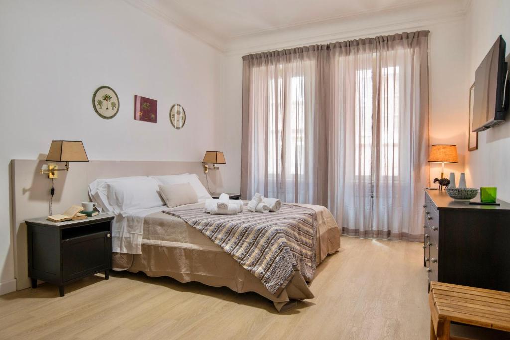 ein Schlafzimmer mit einem Bett mit zwei Handtüchern darauf in der Unterkunft RELAIS DEI GOTI in Rom