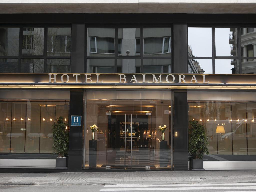 バルセロナにあるホテル バルモラルのホテルの名門を読む看板のあるホテル