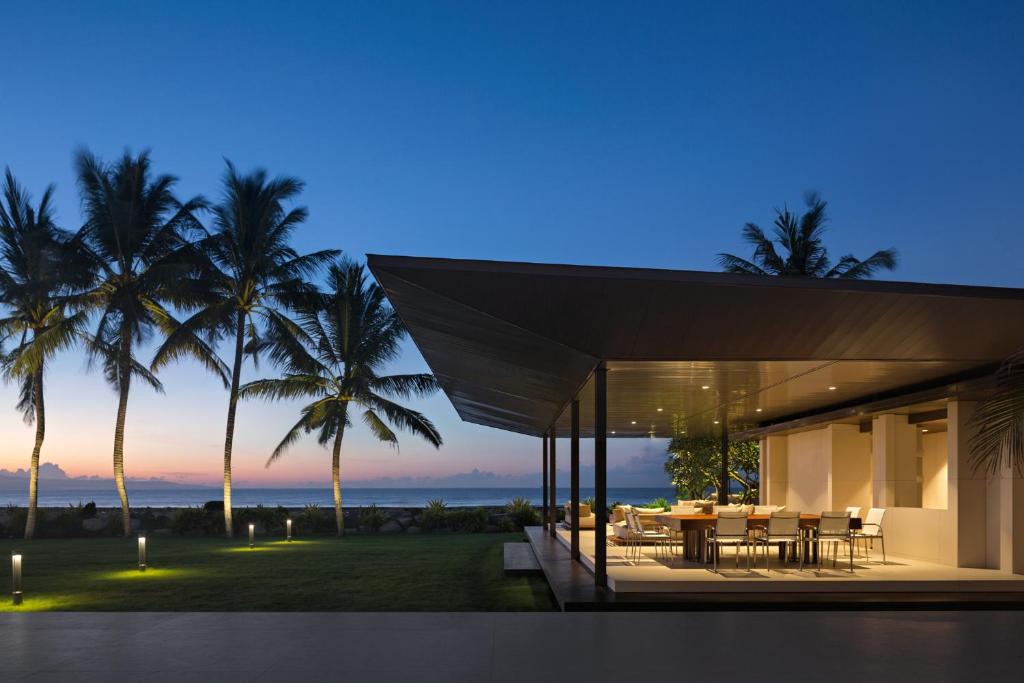 une maison avec vue sur l'océan au crépuscule dans l'établissement Saba Estate Luxury Villa Bali, à Saba