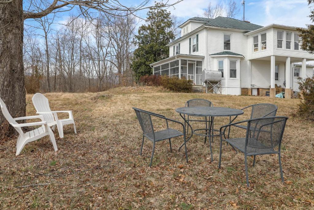 a table and chairs in front of a house at 3 Bedroom House near Blue Mountain Brewery in Roseland