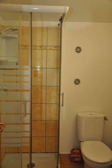 Kúpeľňa v ubytovaní Maison en pierre indépendante 47m² + stationnement