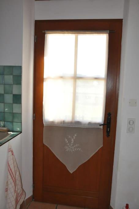 Fotografia z galérie ubytovania Maison en pierre indépendante 47m² + stationnement v destinácii Sillans-la Cascade
