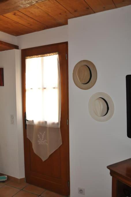 Televízia a/alebo spoločenská miestnosť v ubytovaní Maison en pierre indépendante 47m² + stationnement