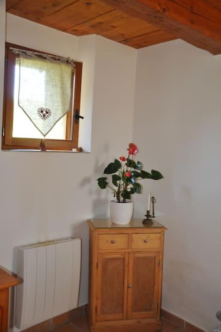 Fotografia z galérie ubytovania Maison en pierre indépendante 47m² + stationnement v destinácii Sillans-la Cascade
