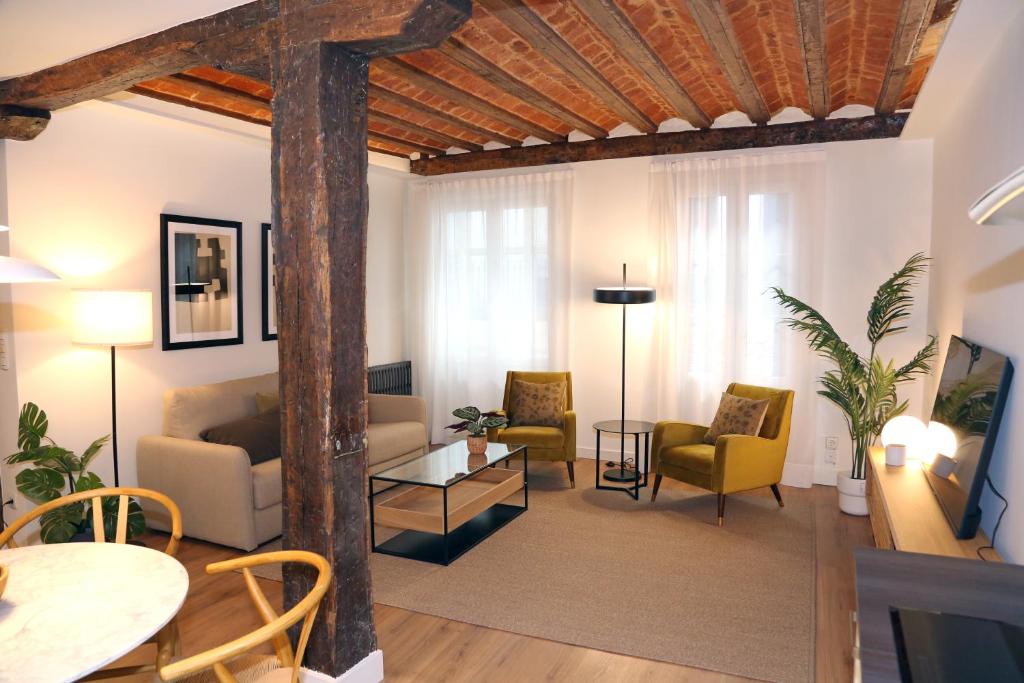 a living room with a couch and a table at Apartamento Premium en Pleno Casco Viejo de Bilbao in Bilbao