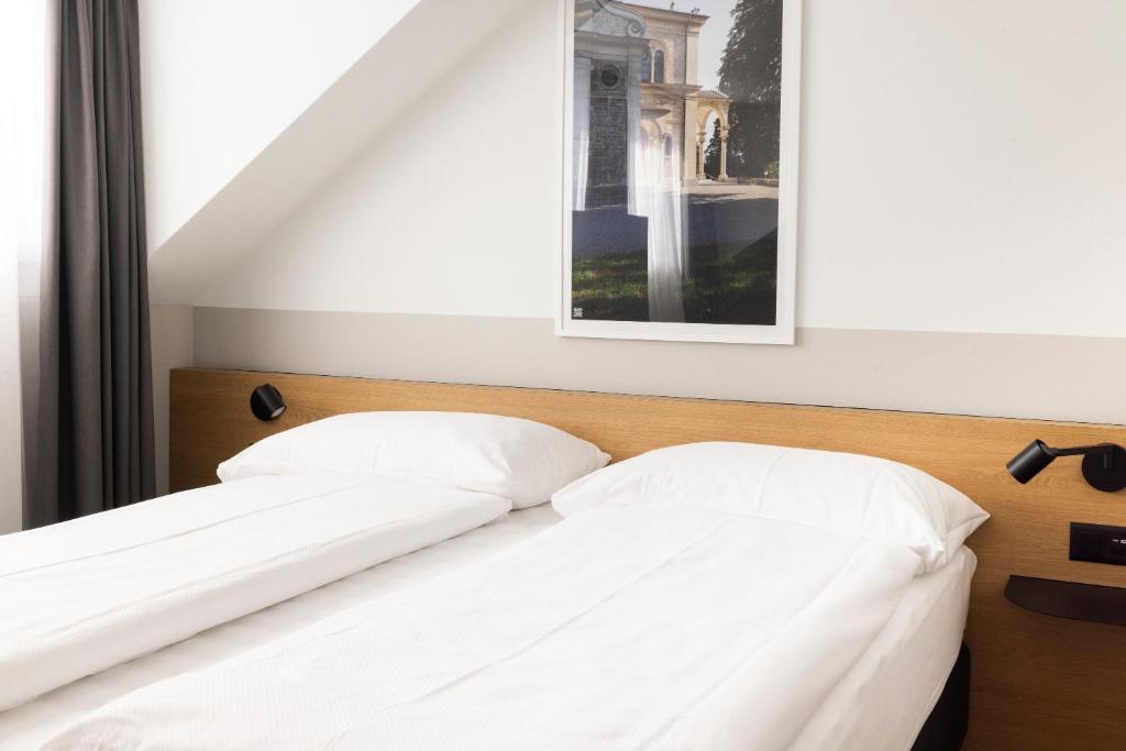 Postel nebo postele na pokoji v ubytování Fred Hotel Zürich Hauptbahnhof