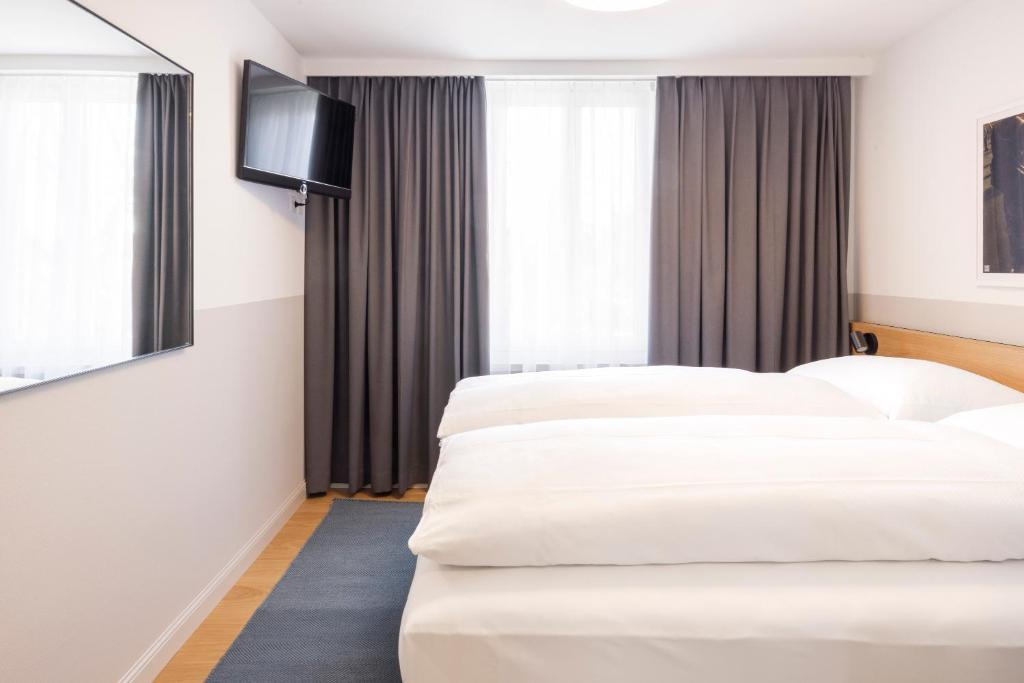 Postel nebo postele na pokoji v ubytování Fred Hotel Zürich Hauptbahnhof