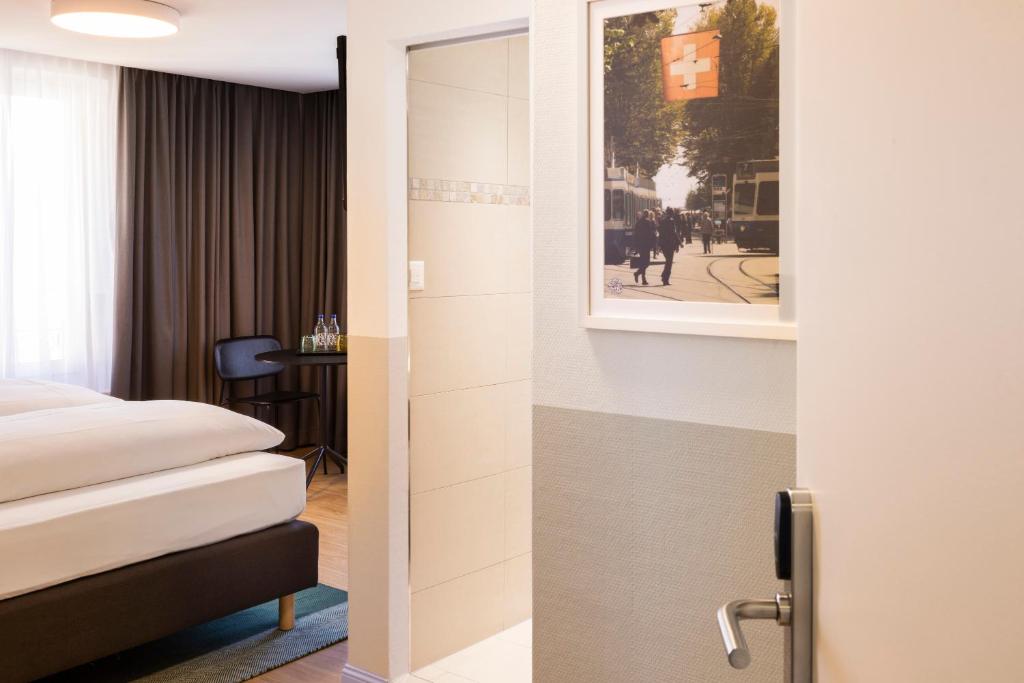 Postel nebo postele na pokoji v ubytování Fred Hotel Zürich Hauptbahnhof