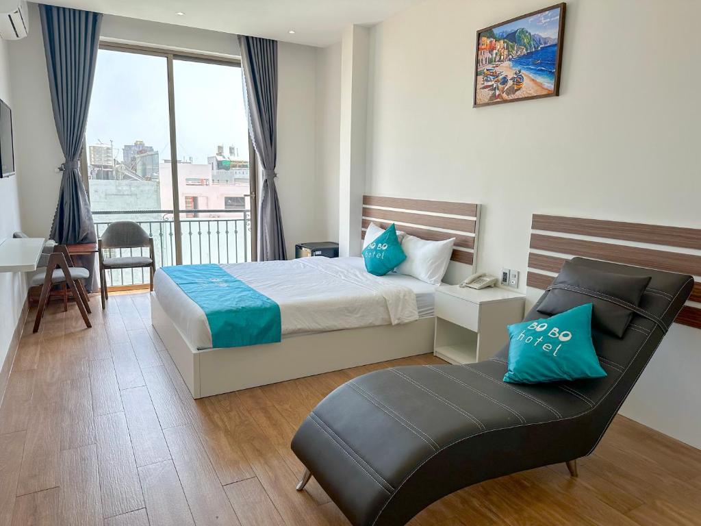 ein Hotelzimmer mit einem Bett und einem Stuhl in der Unterkunft BOBO Boutique Hotel in Vũng Tàu