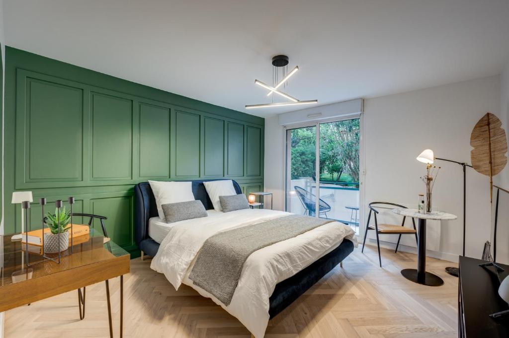 une chambre avec un lit et un mur végétal dans l'établissement La Suite - Affaire & Détente à Toulouse, à Toulouse