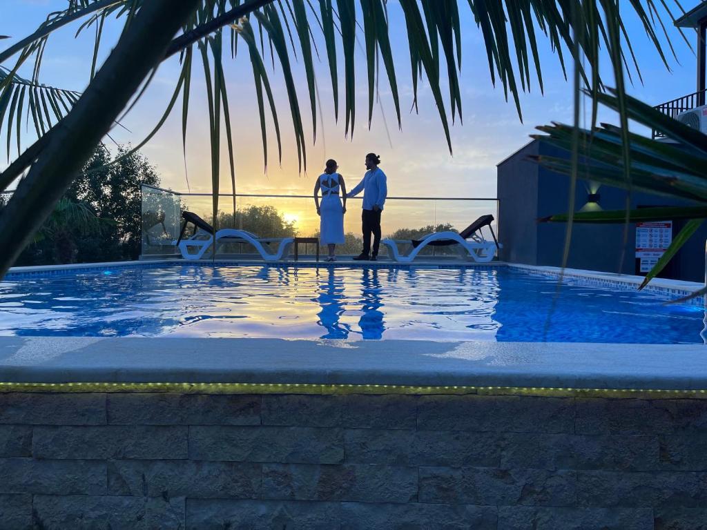 Východ nebo západ slunce při pohledu z hotelu nebo okolí