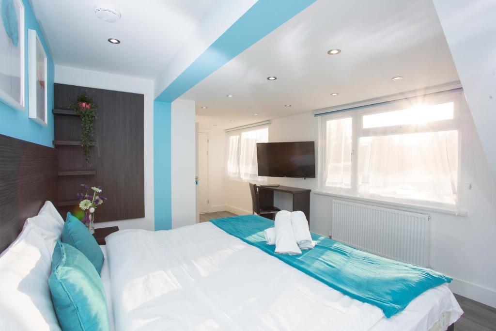 Heathrow Windsor Apart Hotel - Deluxe Double Or Twin Room With Garden View