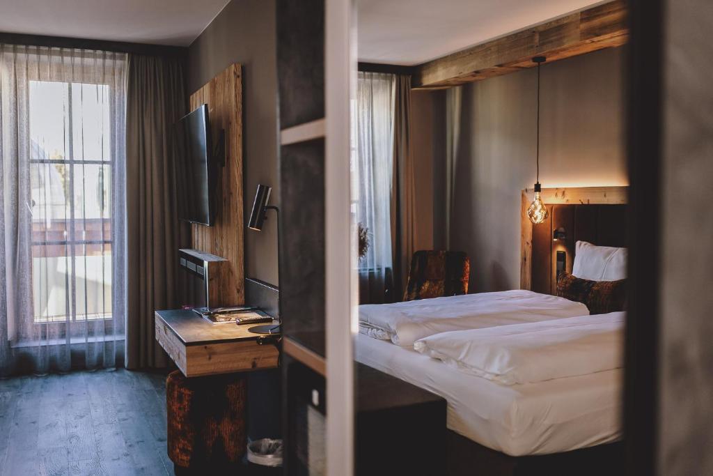 Postel nebo postele na pokoji v ubytování POST POST Hotel - Alpine Boutique Hotel & Spa