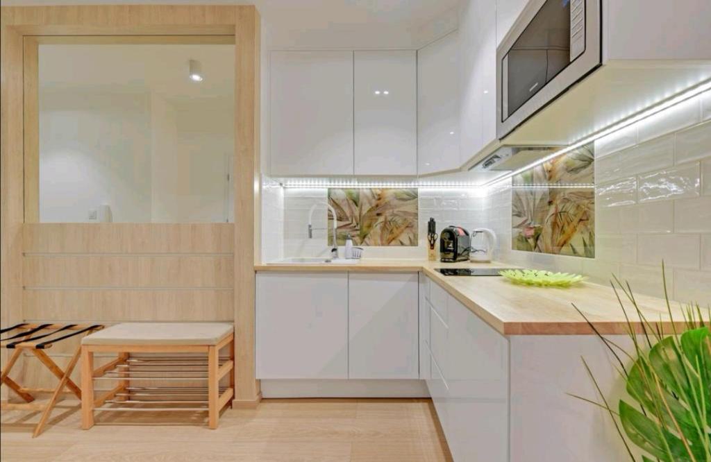 Kuchyňa alebo kuchynka v ubytovaní Apartament Gdańsk Śródmieście Tartaczna 42