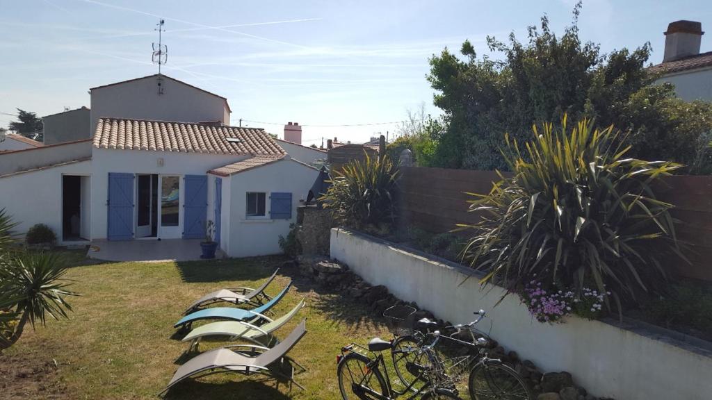 Vonkajšia záhrada v ubytovaní Maison avec jardin à 200m de la plage La Cantine