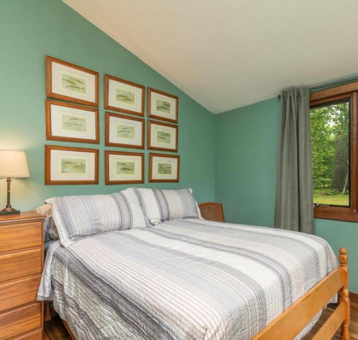 Ένα ή περισσότερα κρεβάτια σε δωμάτιο στο $99 midweek-2 bedroom-Riverfront-Fireplace- Pet ok