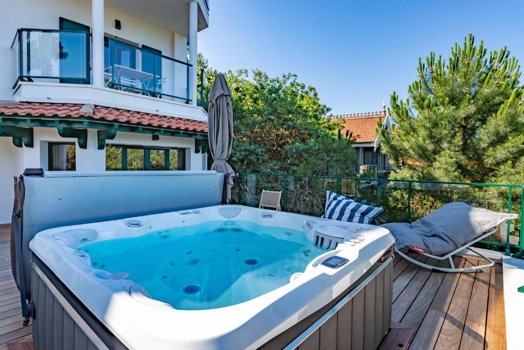 wanna z hydromasażem na pokładzie domu w obiekcie O'DUNE Pyla Plage -appartement jacuzzi vue mer - w mieście Pyla-sur-Mer