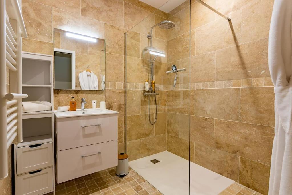 łazienka z prysznicem i umywalką w obiekcie O'DUNE Pyla Plage -appartement jacuzzi vue mer - w mieście Pyla-sur-Mer