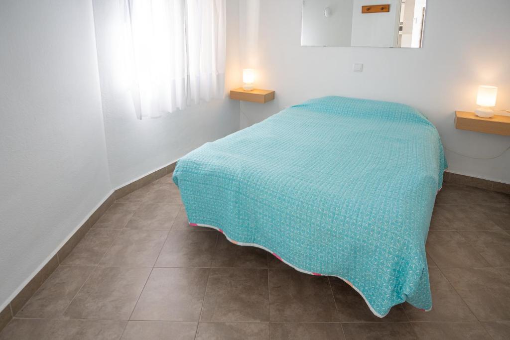 Posteľ alebo postele v izbe v ubytovaní Apartamento con terraza y piscina - Todoholiday
