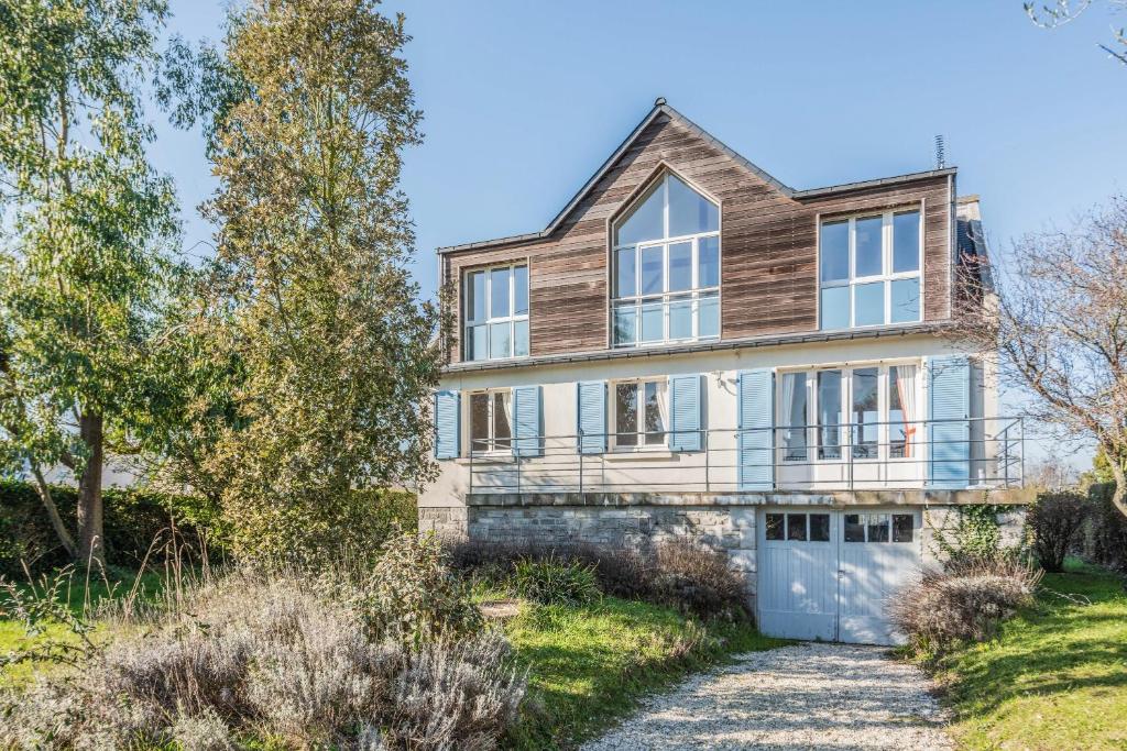 an old house with a driveway in front of it at Ker Kast - Grande maison proche plage in Saint-Cast-le-Guildo