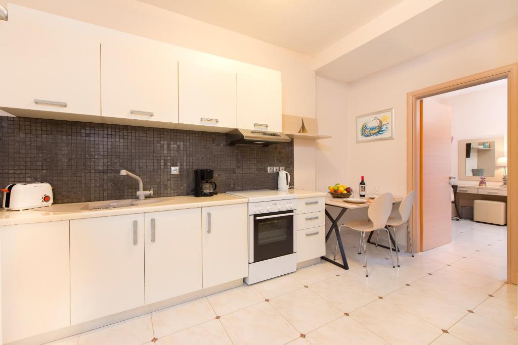 Kuchyň nebo kuchyňský kout v ubytování Renata's Villas