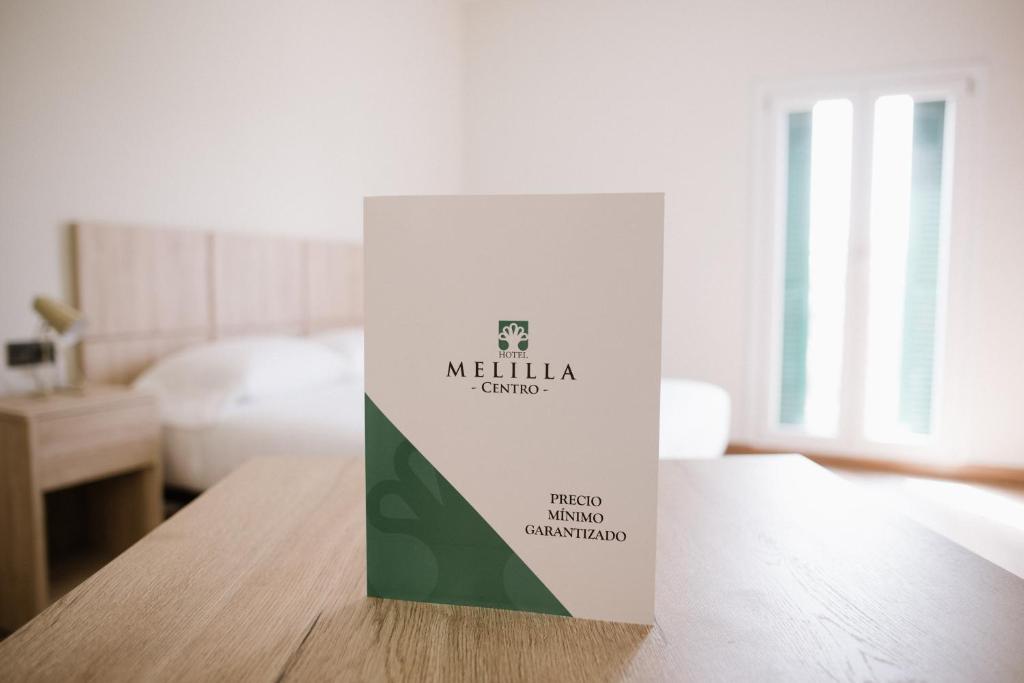 uma caixa branca em cima de uma mesa de madeira em Melilla Centro Hotel *** em Melilha