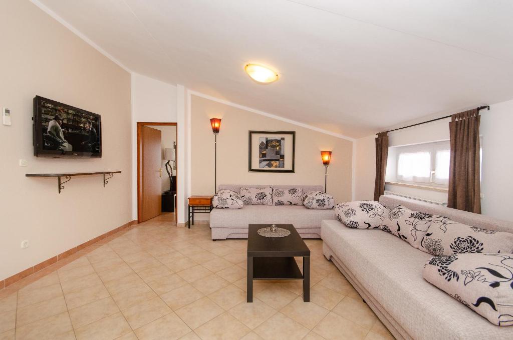 salon z kanapą i stołem w obiekcie Apartments Villa Amfora w Rovinj