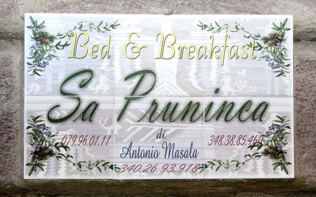 un cartel que dice cama y desayuno sauna con flores en Sa Pruninca en Villanova Monteleone