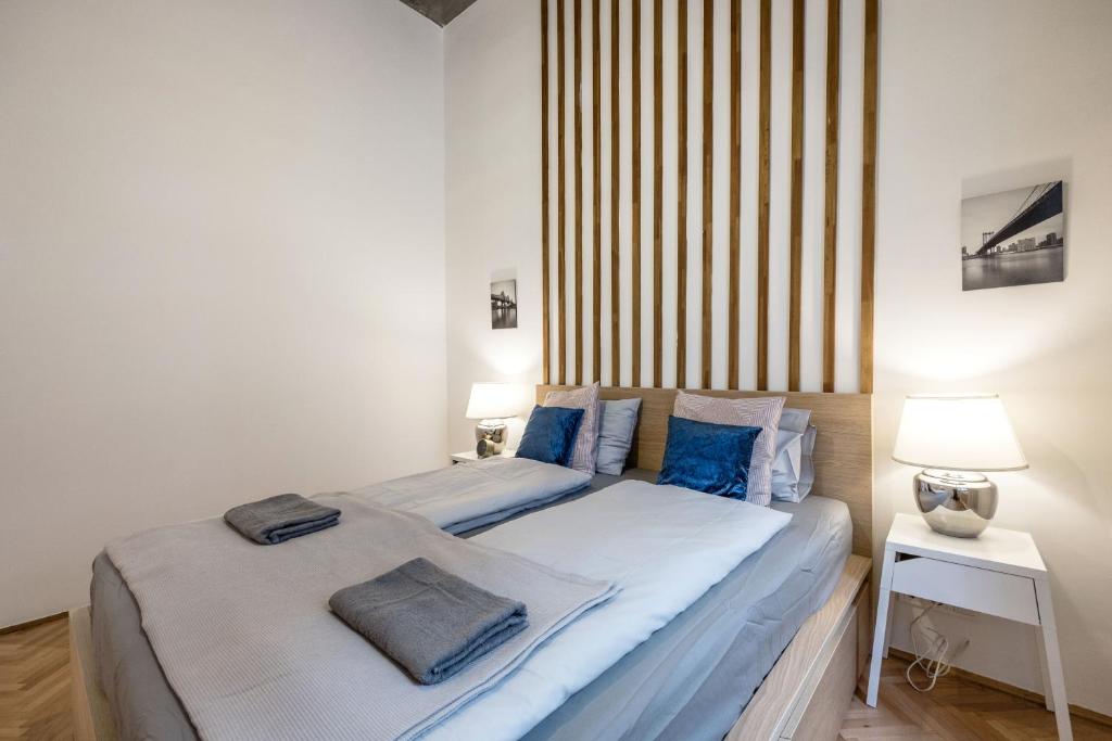 Posteľ alebo postele v izbe v ubytovaní Industrial Fantasy Apartment