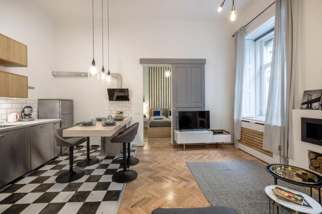 Kuchyňa alebo kuchynka v ubytovaní Industrial Fantasy Apartment
